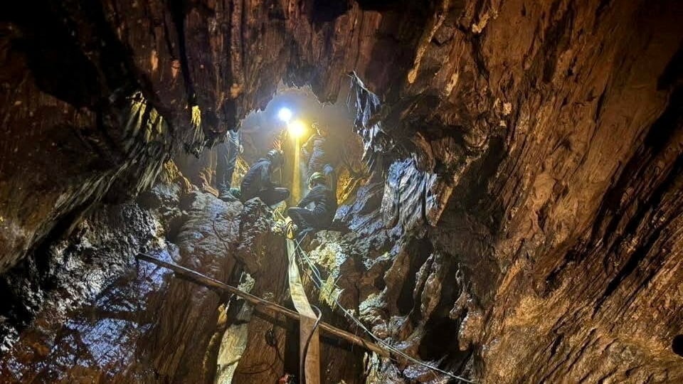 Laos cave rescuers race against time to find remaining missing men | Hanomansing Tonight