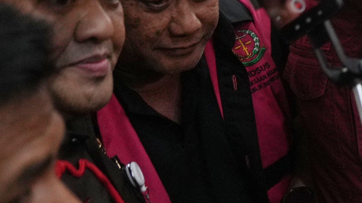 Indonesia arrests officials in crackdown on corruption