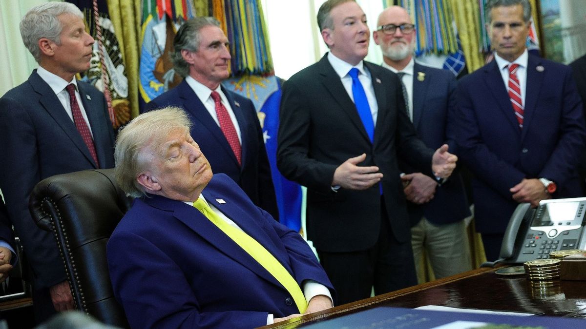 Do videos show Trump appearing to fall asleep during Oval Office coal industry announcement?