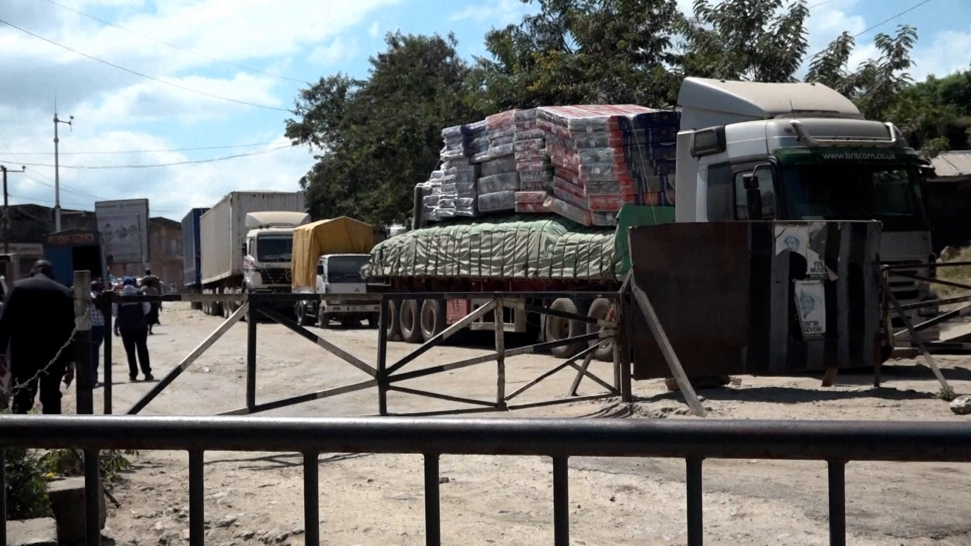 Ebola border shutdown leaves goods rotting between Uganda and DRC