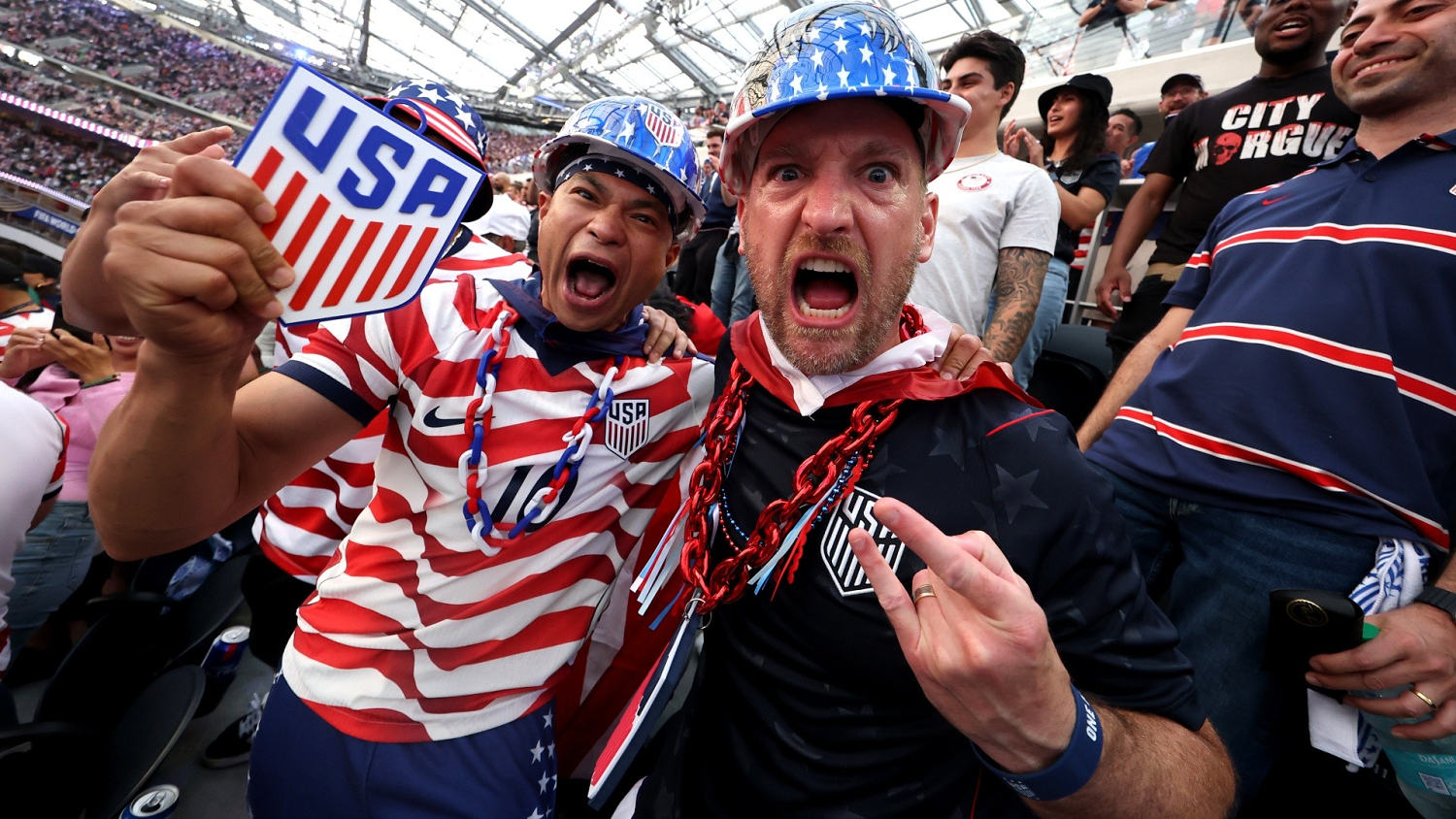 Fanáticos y famosos le ponen color al SoFi Stadium en el debut de Team USA
