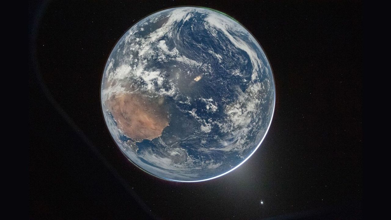 Artemis II crew captures rare double auroras on the dark side of Earth as they zoom toward the moon — Space photo of the week