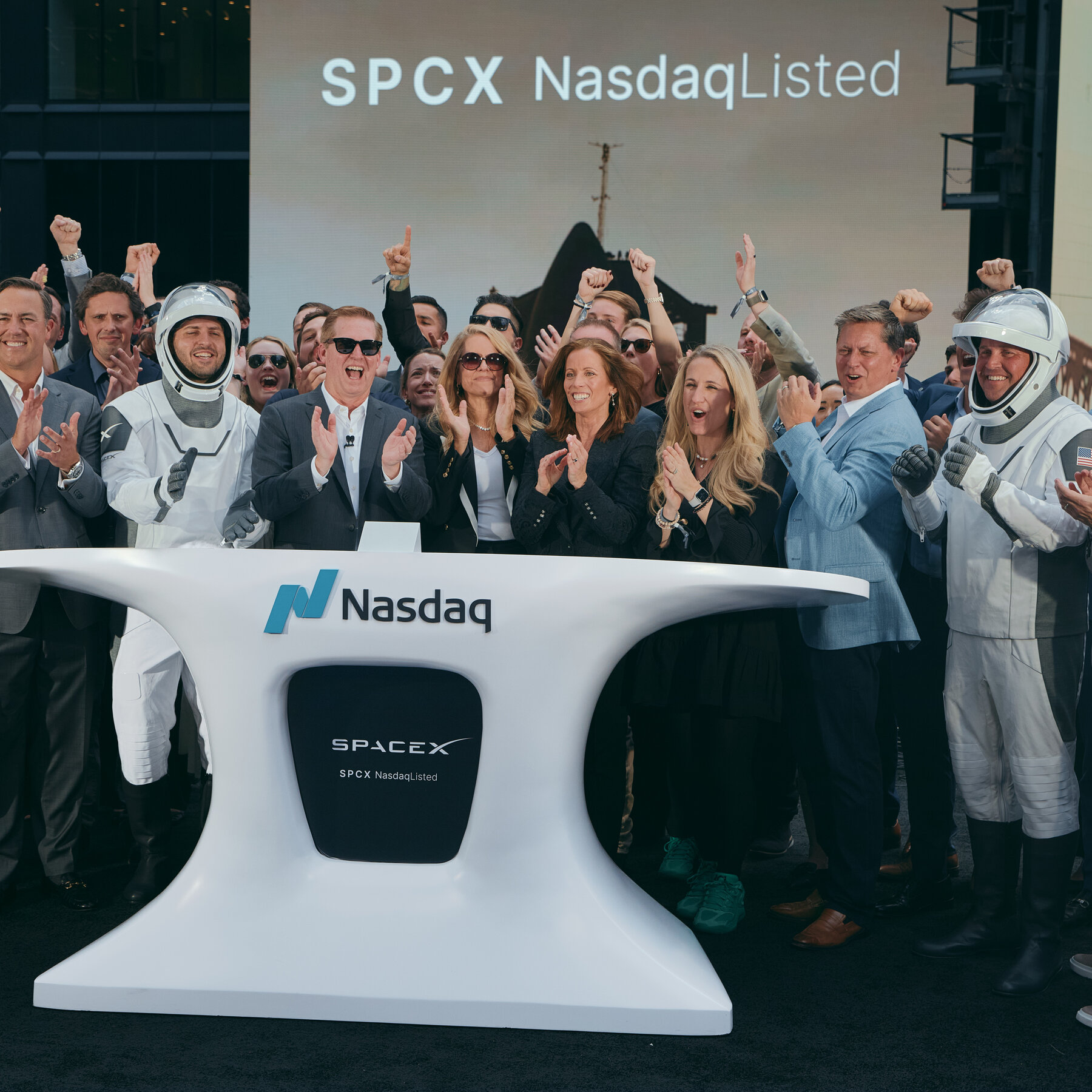 SpaceX’s Stock Rises on First Full Day of Trading