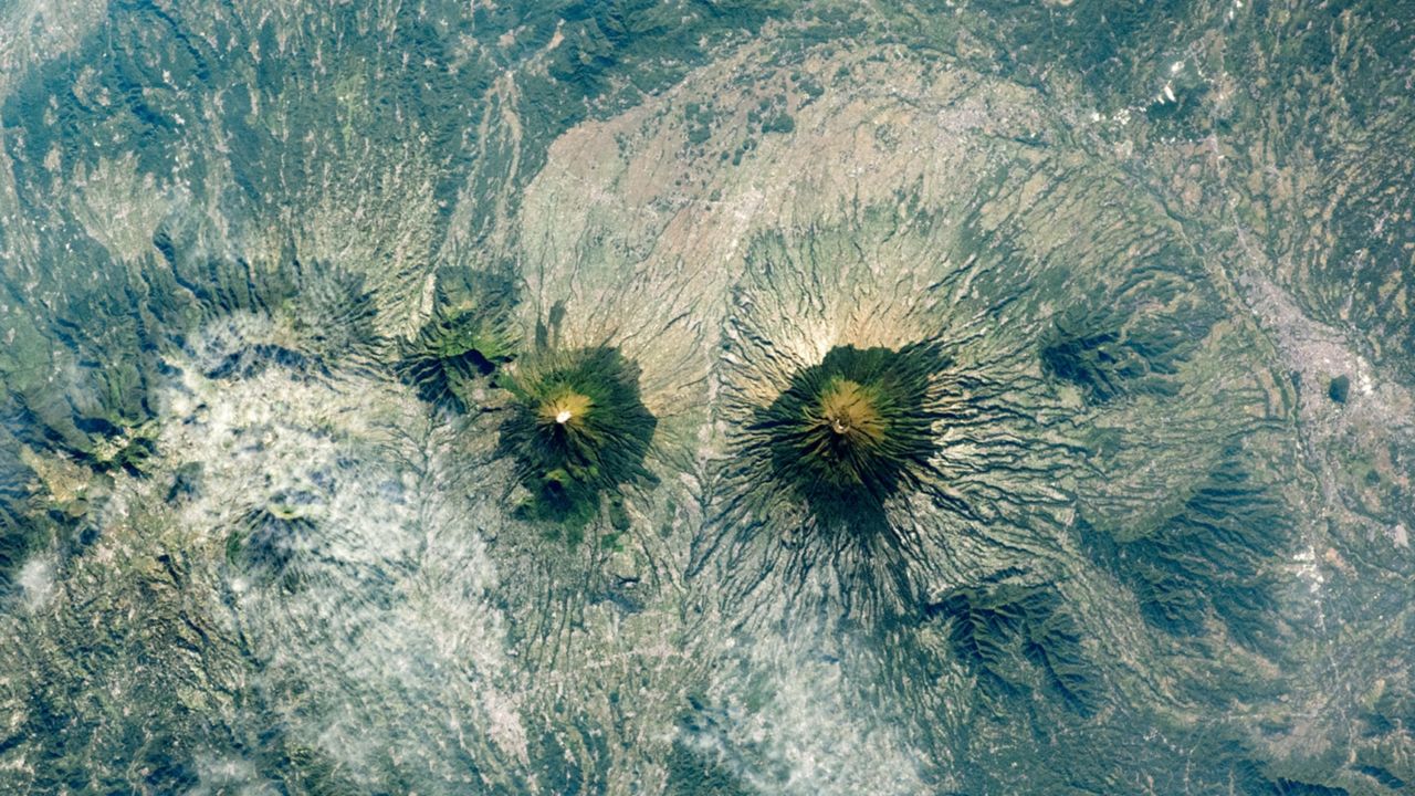 Indonesia’s near-identical, ‘Twin Peaks’ volcanoes form striking mirror image — Earth from space