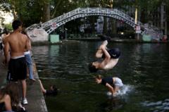 Parisians cool off in canal amid ‘red alert’ heatwave