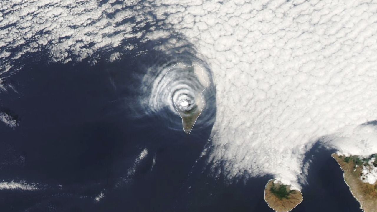 Bizarre ‘bull’s-eye’ cloud rings appear above erupting volcano on Atlantic island — Earth from space