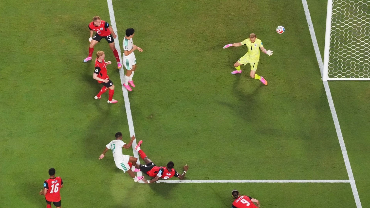 ¡Golazo! Rafik Belghali se quita a dos y la pone en el ángulo para el empate de Argelia