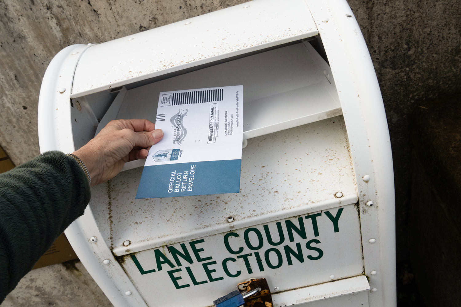 Supreme Court allows states to count mail-in ballots that arrive late, rejecting RNC challenge