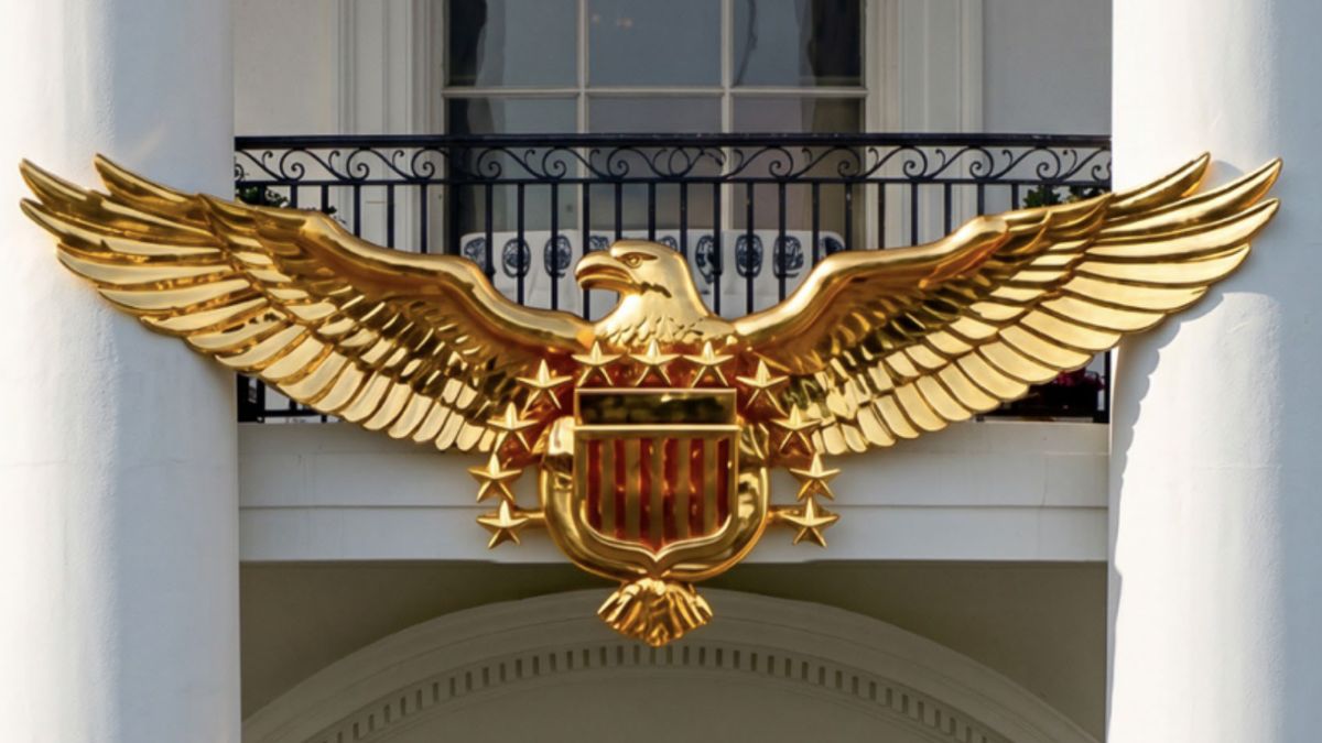 Did Trump hang golden eagle decoration on White House balcony?