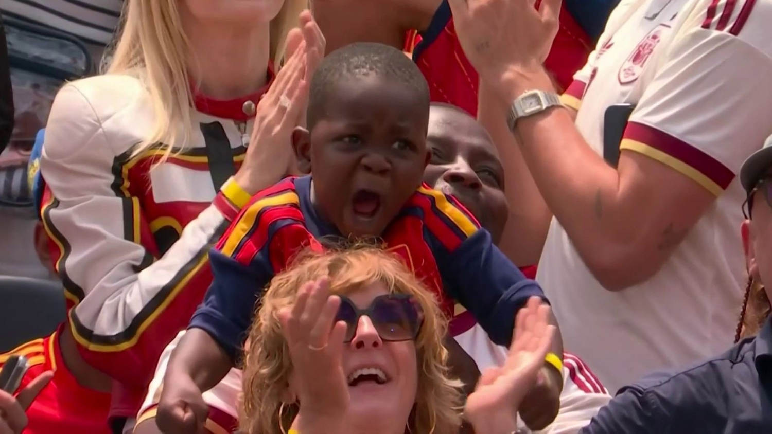 Captan al hermanito de Lamine Yamal en un momento eufórico celebrando los goles de España