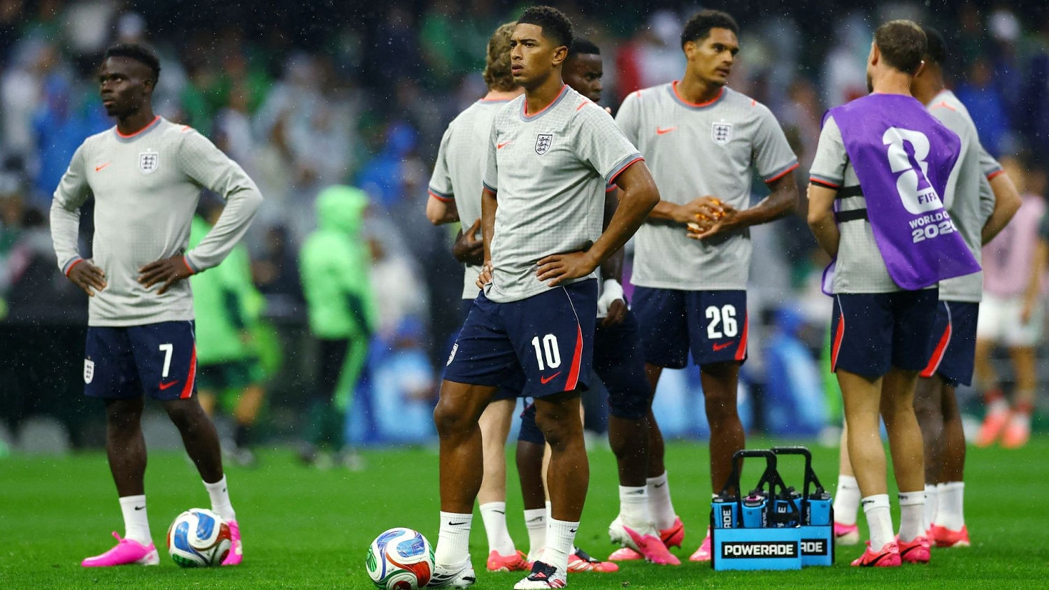 Los ingleses tocan cancha para calentamiento previo al encuentro contra México