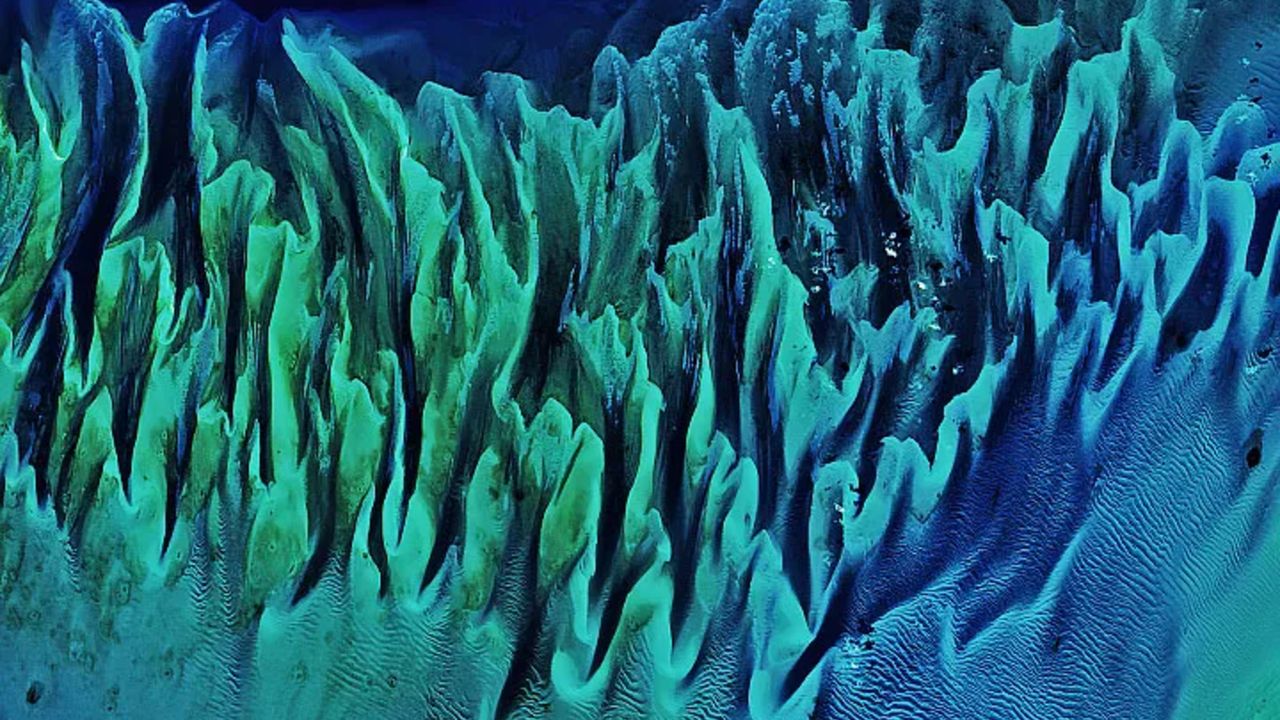 Colorful ‘painting-like’ ripples cover an ancient seafloor structure in the Bahamas — Earth from space