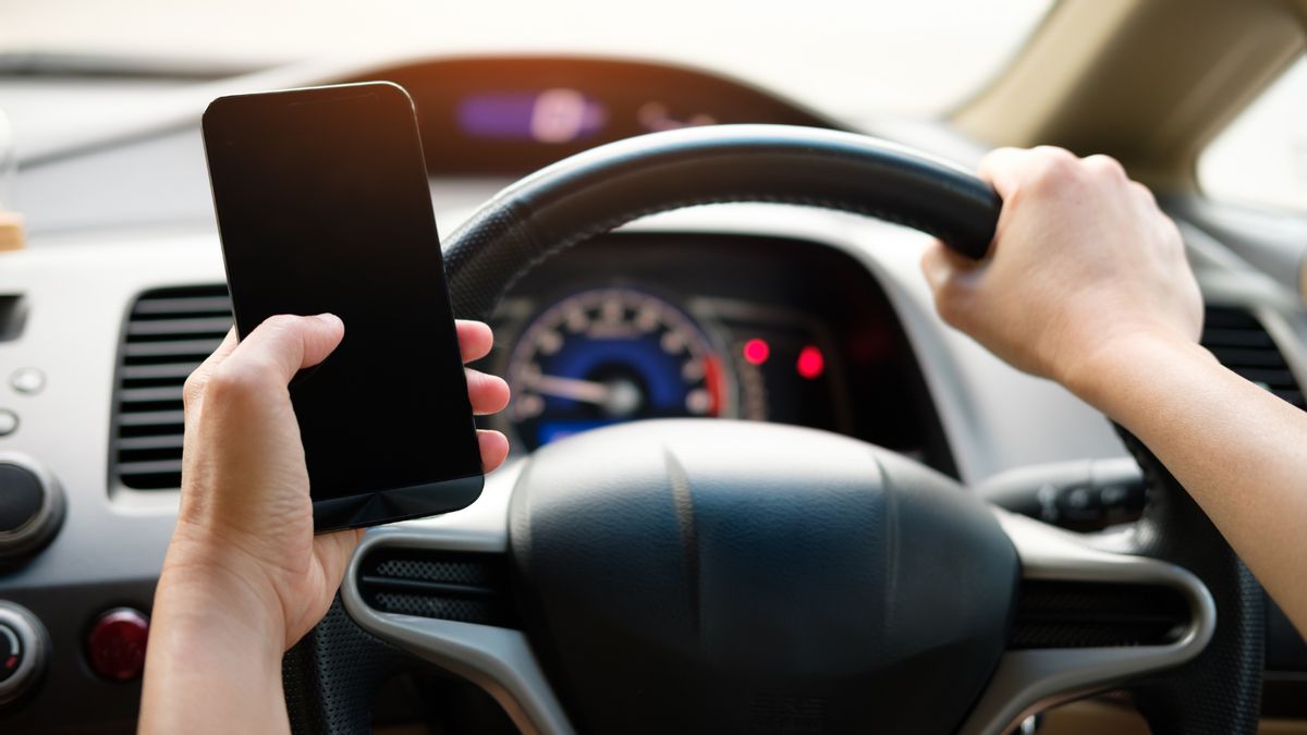 How EU road safety regulations will use cameras in cars to tackle distracted driving