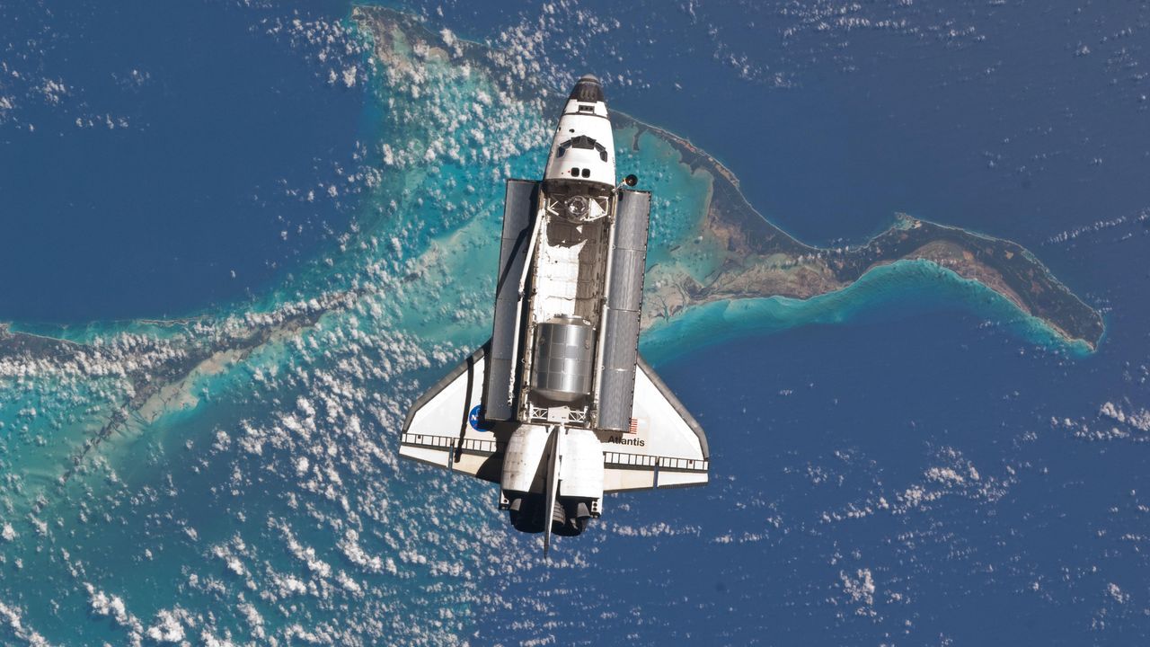 Space shuttle photobombs Earth for the final time, 15 years ago — Earth from space