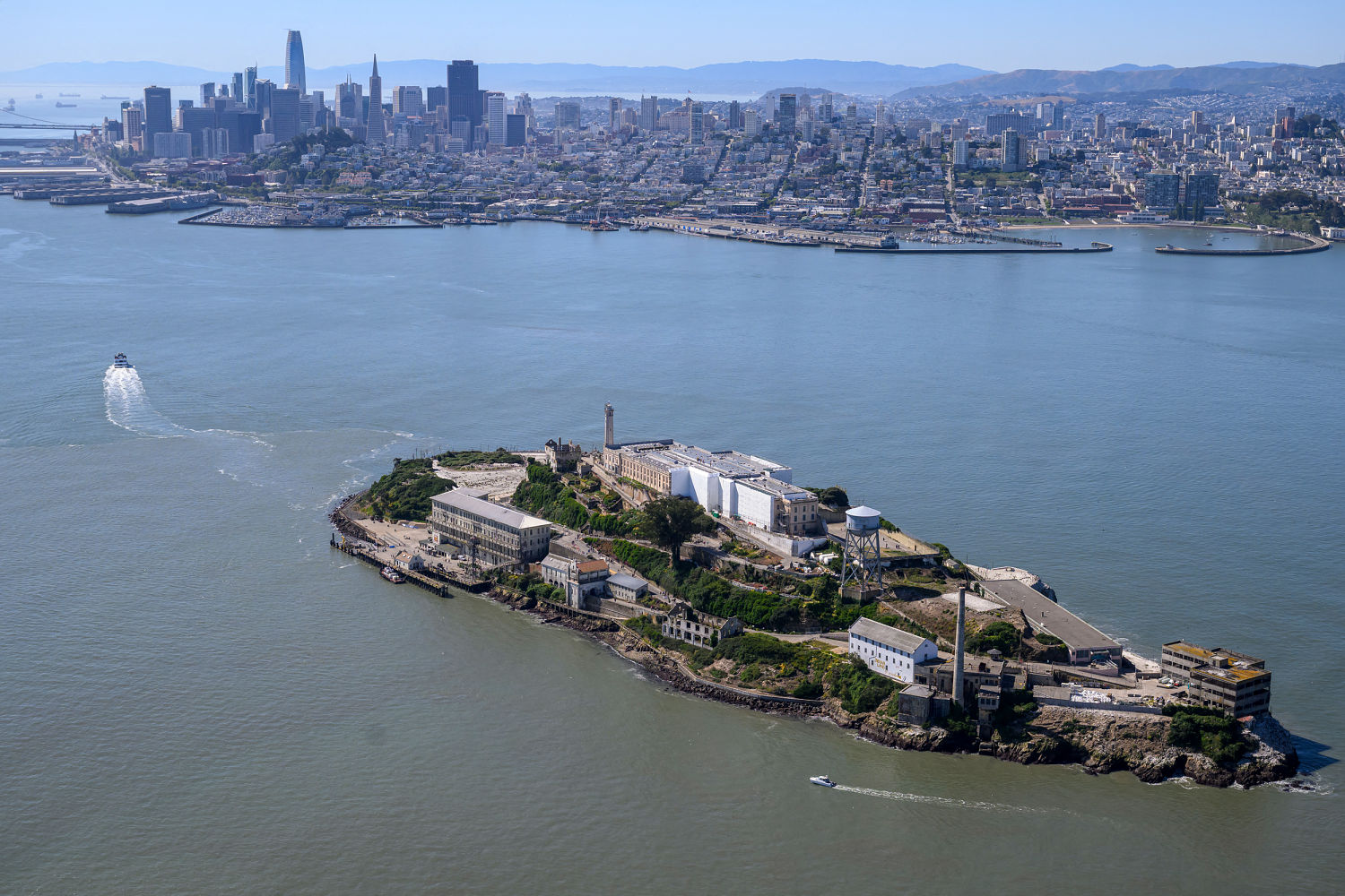 1 dead, 2 missing after boat capsizes near Alcatraz in San Francisco Bay