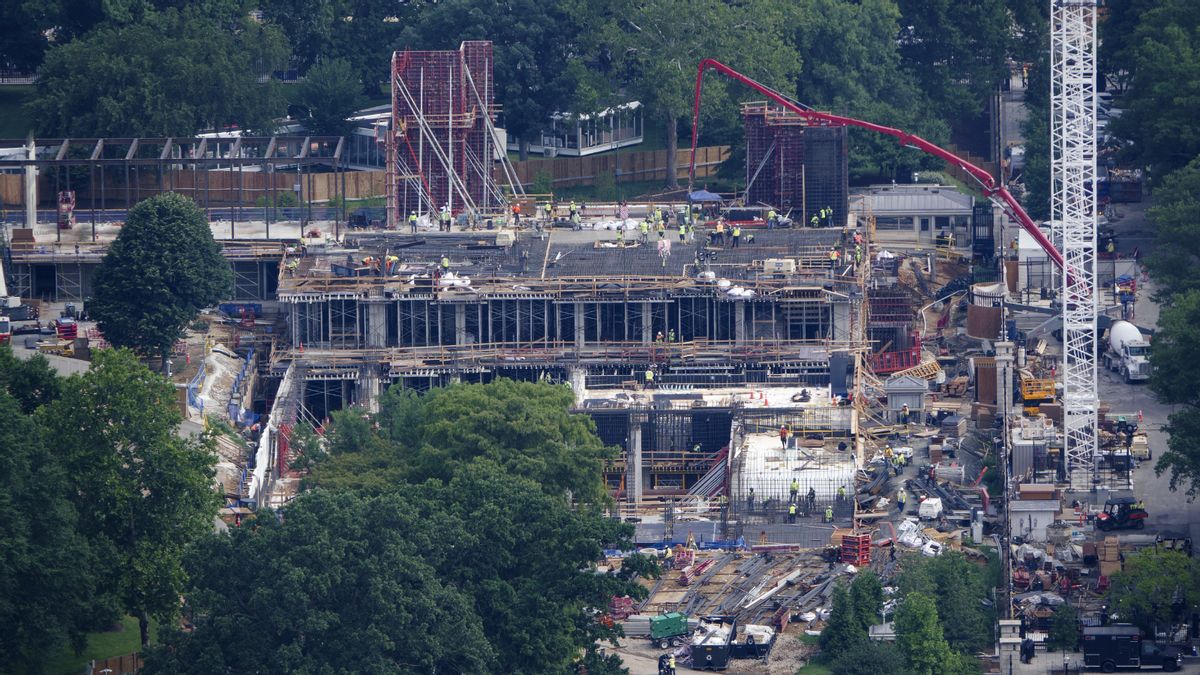 Photo shows White House grounds under construction, not presidential residence itself