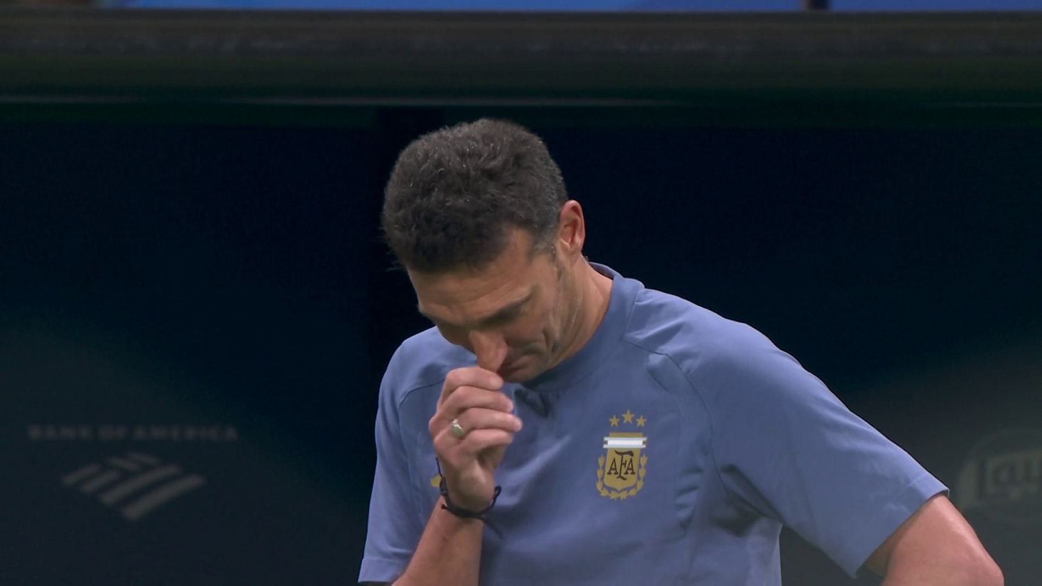 Scaloni suelta una pequeña risa tras el desempate de Argentina