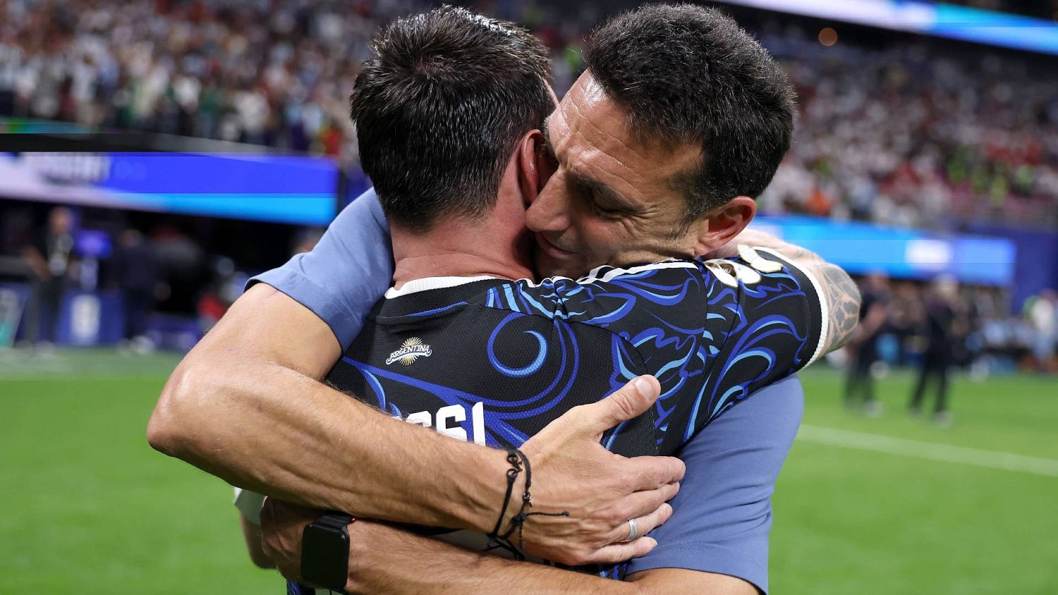 El abrazo que hizo llorar a todos: Messi y Scaloni unidos por el sueño de la cuarta estrella