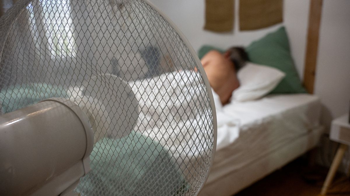 Is it ‘extremely dangerous’ to sleep with a fan on? Claim exaggerates risk