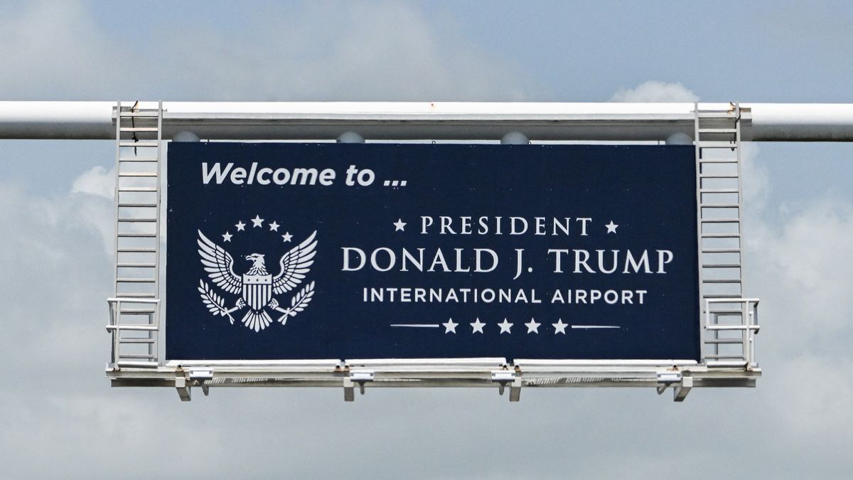 Is United Airlines offering free flight changes to avoid Trump International Airport?