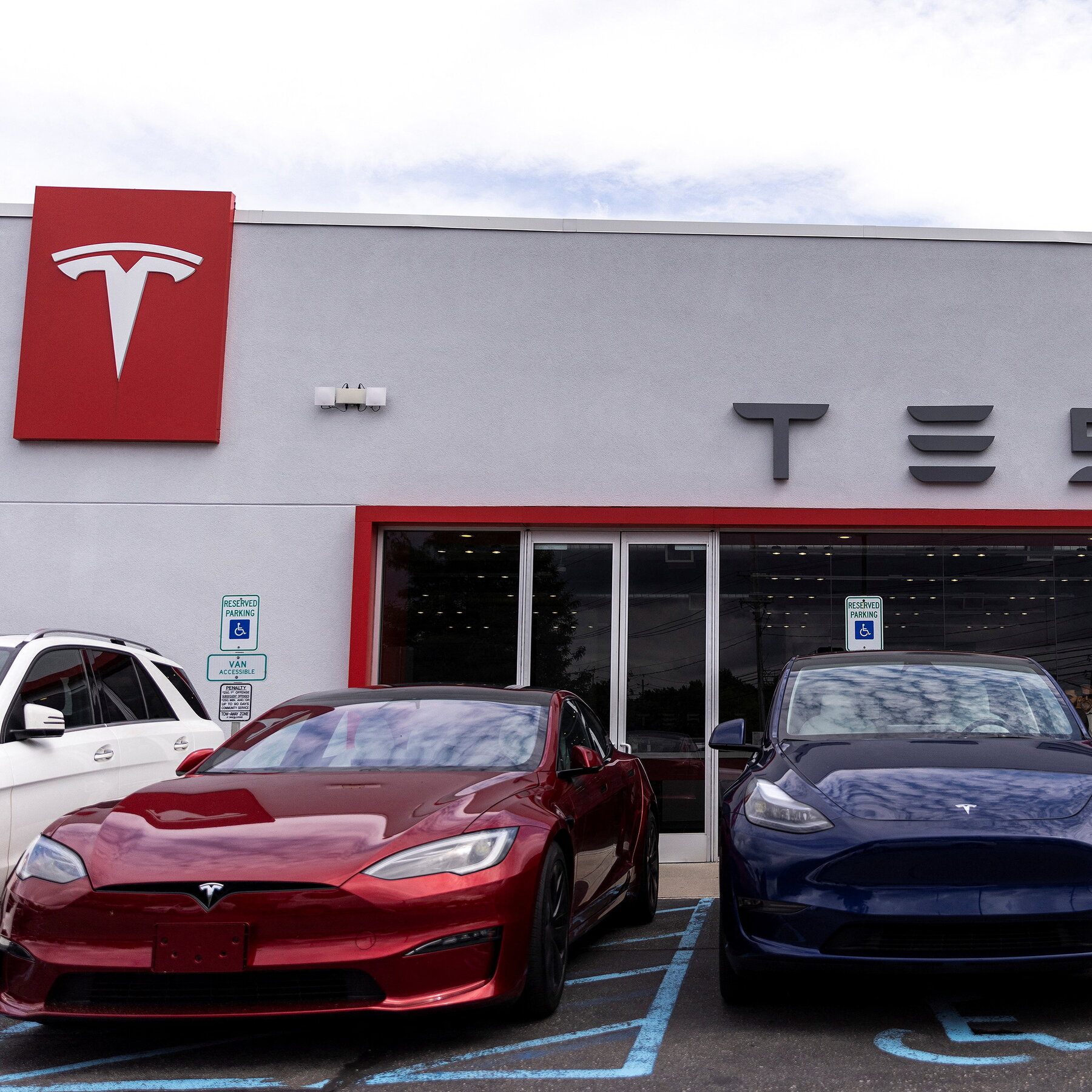 Tesla Profit Falls Even as Car Sales Rebound