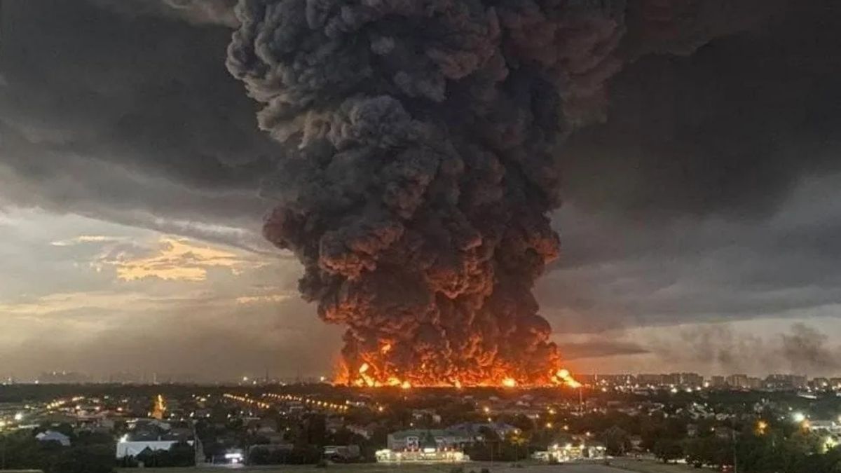 Image shows smoke rising from Russian warehouse after Ukrainian drone strike