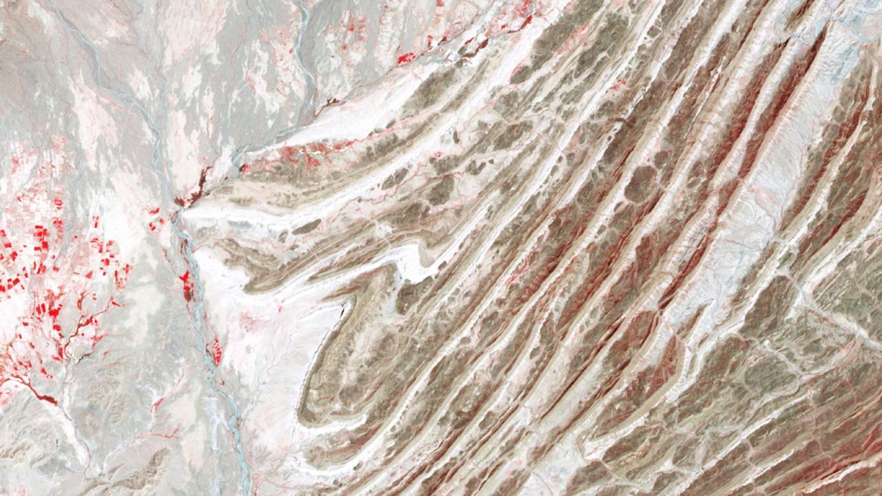 Colossal scars of 60 million-year-long continental collision streak across warped mountains in Pakistan — Earth from space