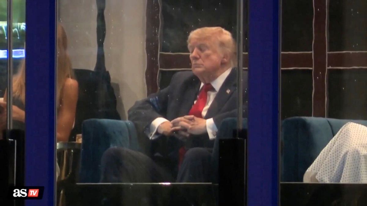 Does video show Trump appearing to doze off during Fourth of July fireworks?