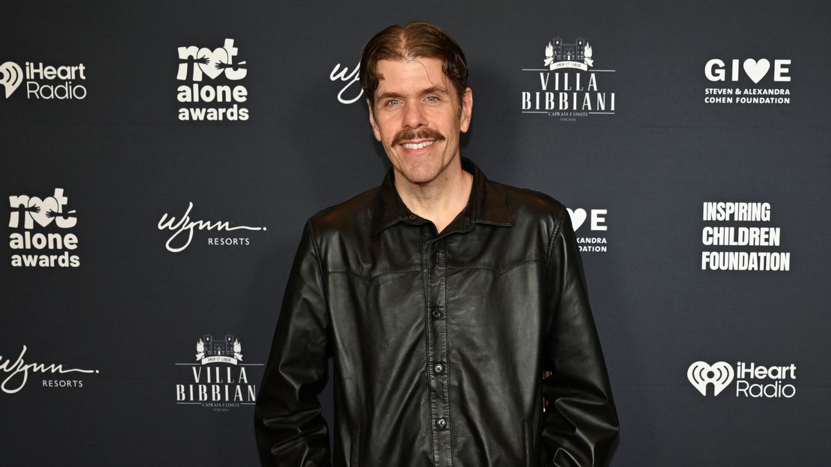 Perez Hilton death hoax spreads online after hospitalization