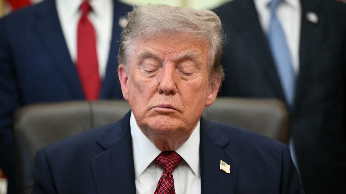 11 rumors we’ve investigated about Trump falling asleep