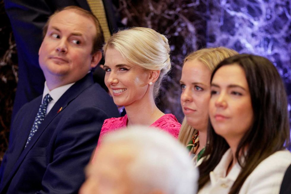 Trump bigwigs taunted as ‘diaper nurse’ flies to safety instead: ‘Out of the loop!’