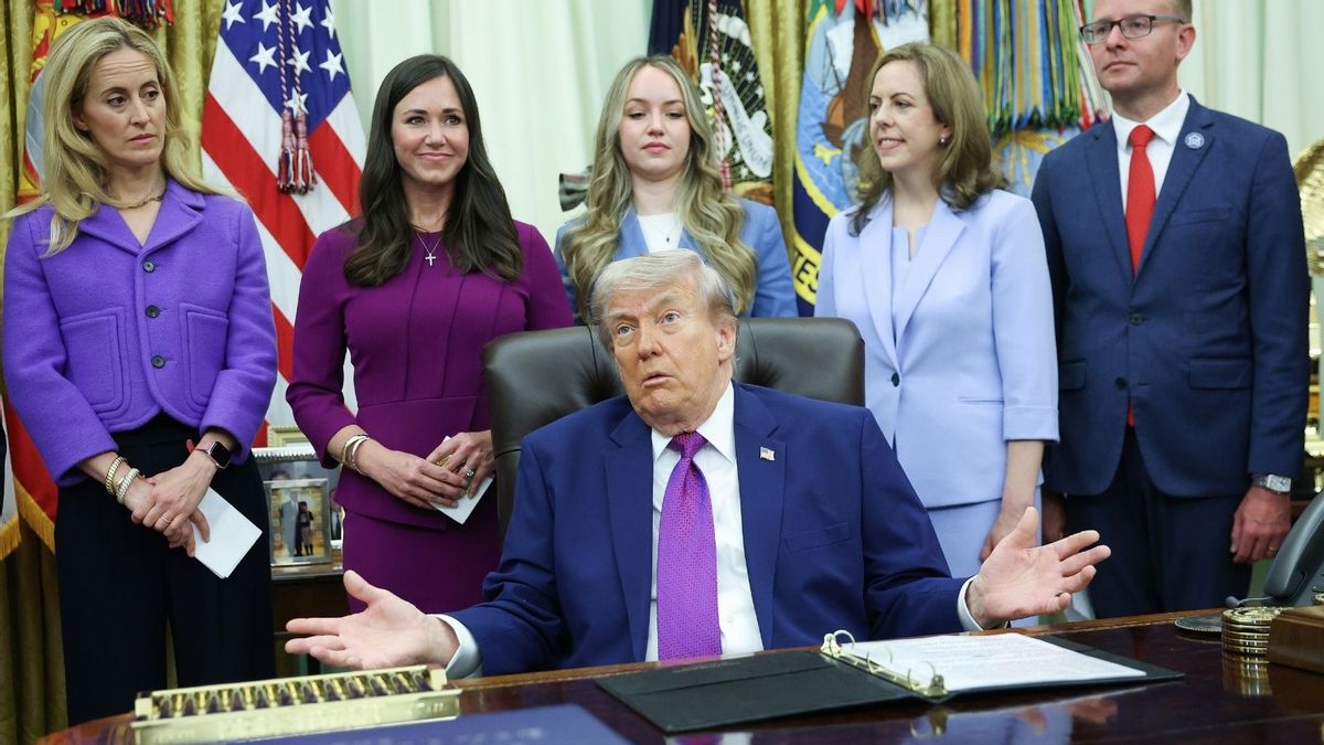 Is video of Trump ‘waking himself up’ with a fart in Oval Office real?