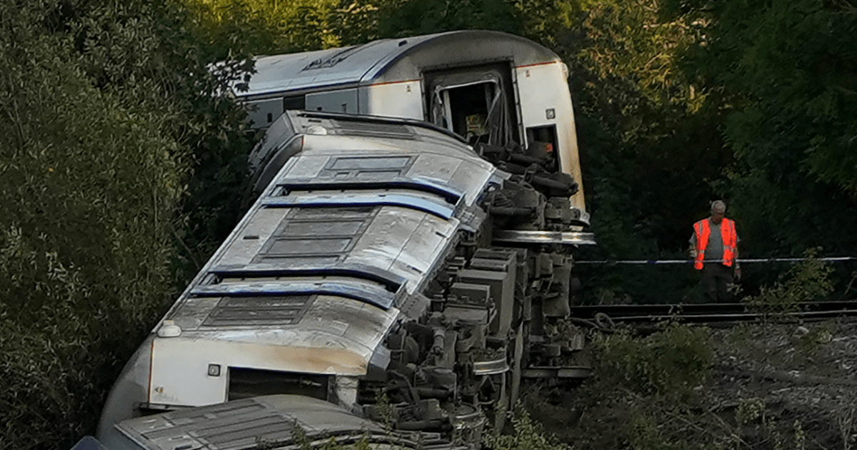 Passenger train derails, injuring several in southern England