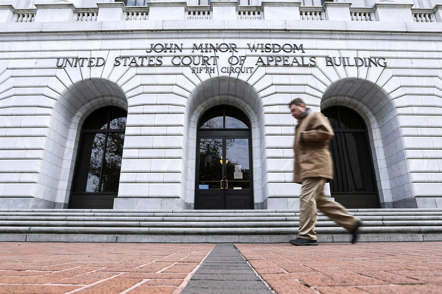 Appeals court dodges major ruling on Trump’s contentious use of obscure deportation law