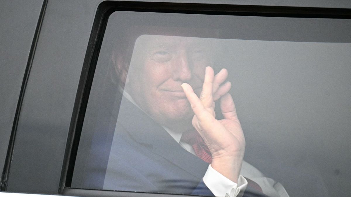 Did Secret Service agent share private details about how Trump acts in presidential limousine?