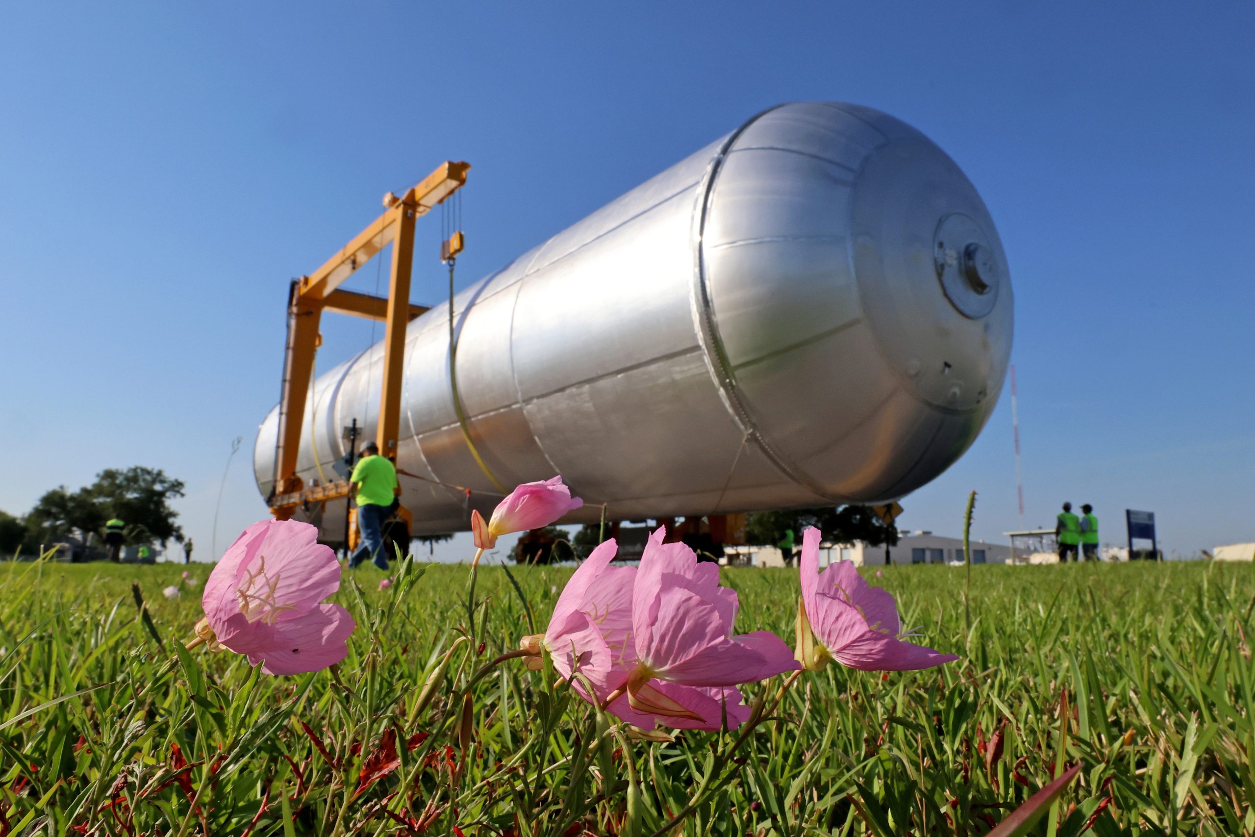  Crews Move Artemis IV Liquid Hydrogen Tank
