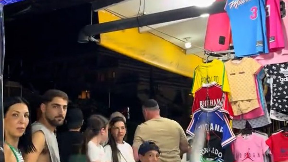 Thai vendor confronts Israeli tourists, raises Palestinian flag