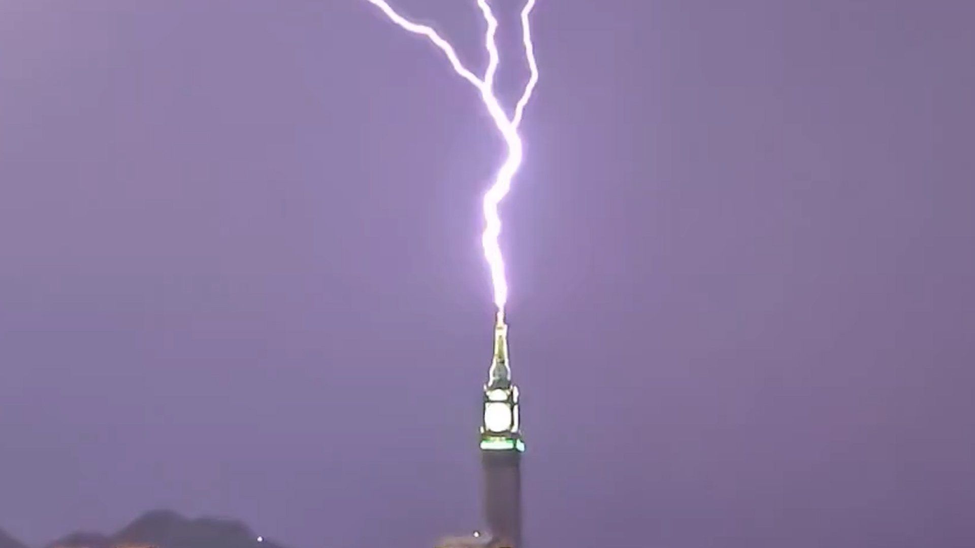 Lightning bolt strikes Mecca’s clock tower