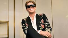 Right-wing commentator Milo Yiannopoulos detained by ICE