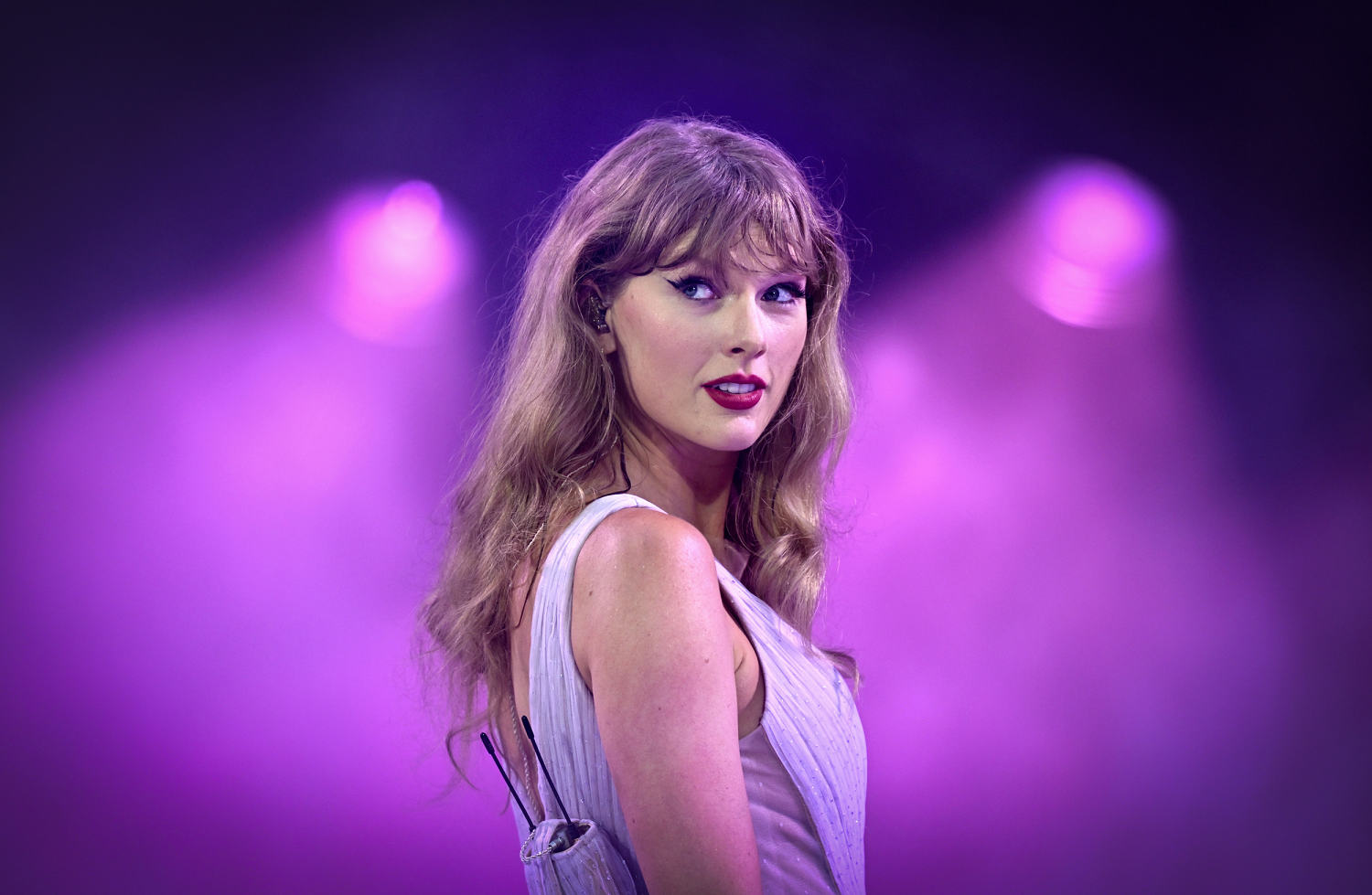 Taylor Swift donates $50,000 to mother who was seriously injured in car accident