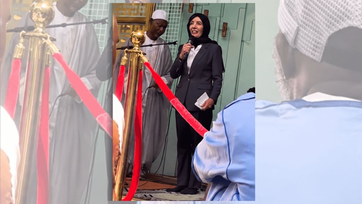 Yes, Kathy Hochul covered her head while speaking at NYC mosque