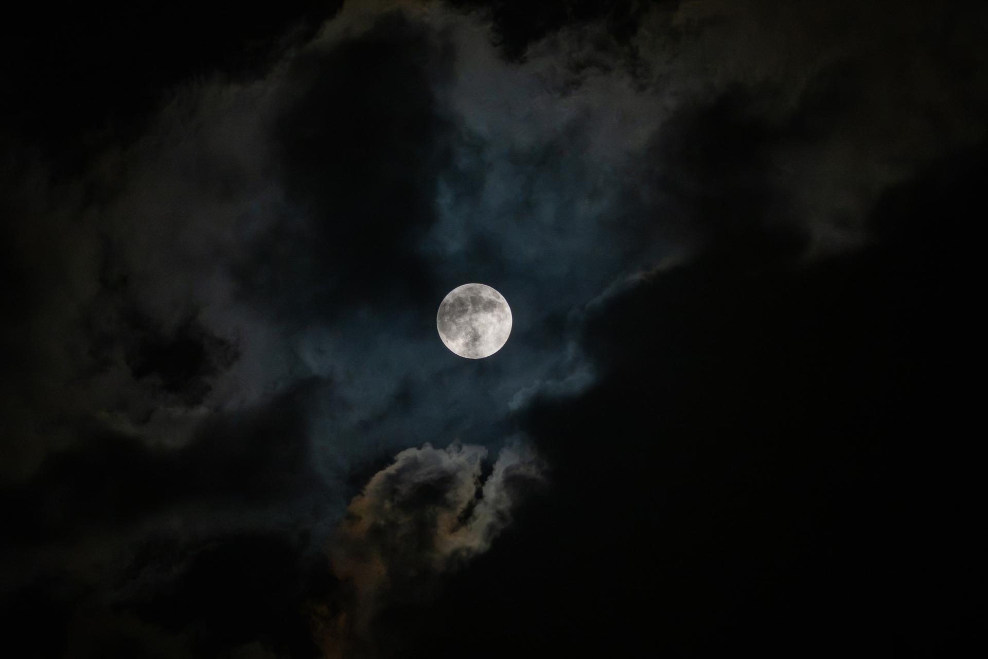 August Lunar Eclipse Rises Over Louisiana
