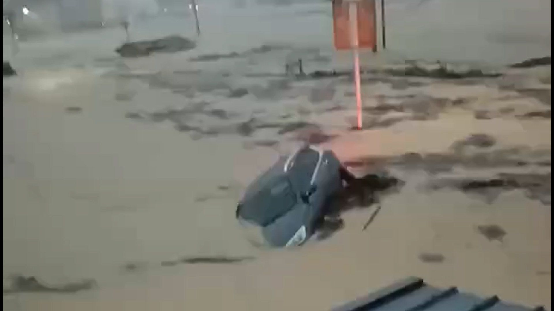 Floodwaters sweep cars away in eastern China