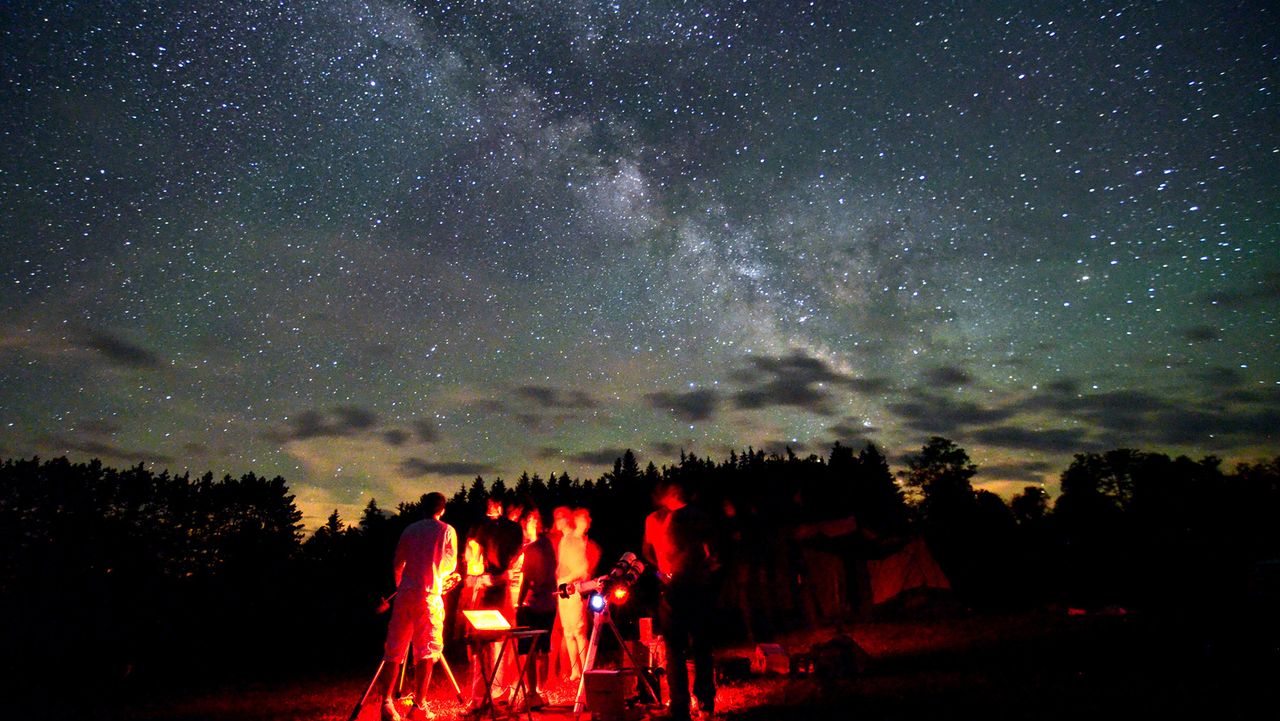A Harvest Moon with 5 planets on the side: September is the best month for stargazing, ‪and this year is extra special