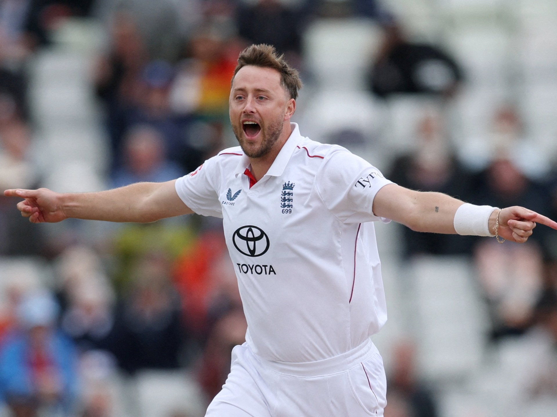 England close in on Pakistan whitewash in third Test as Robinson shines