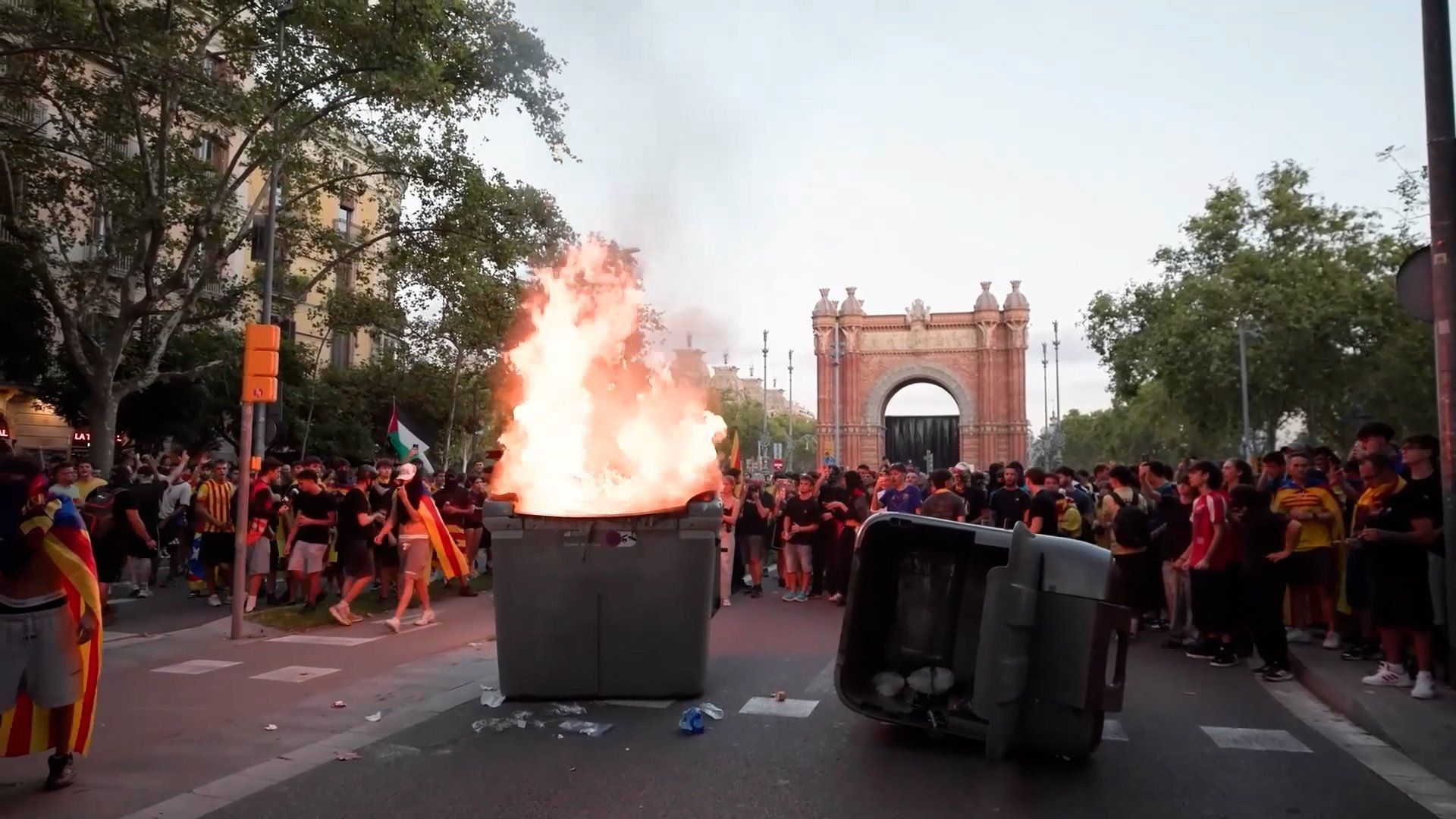 Police in Barcelona clash with Catalan national day activists