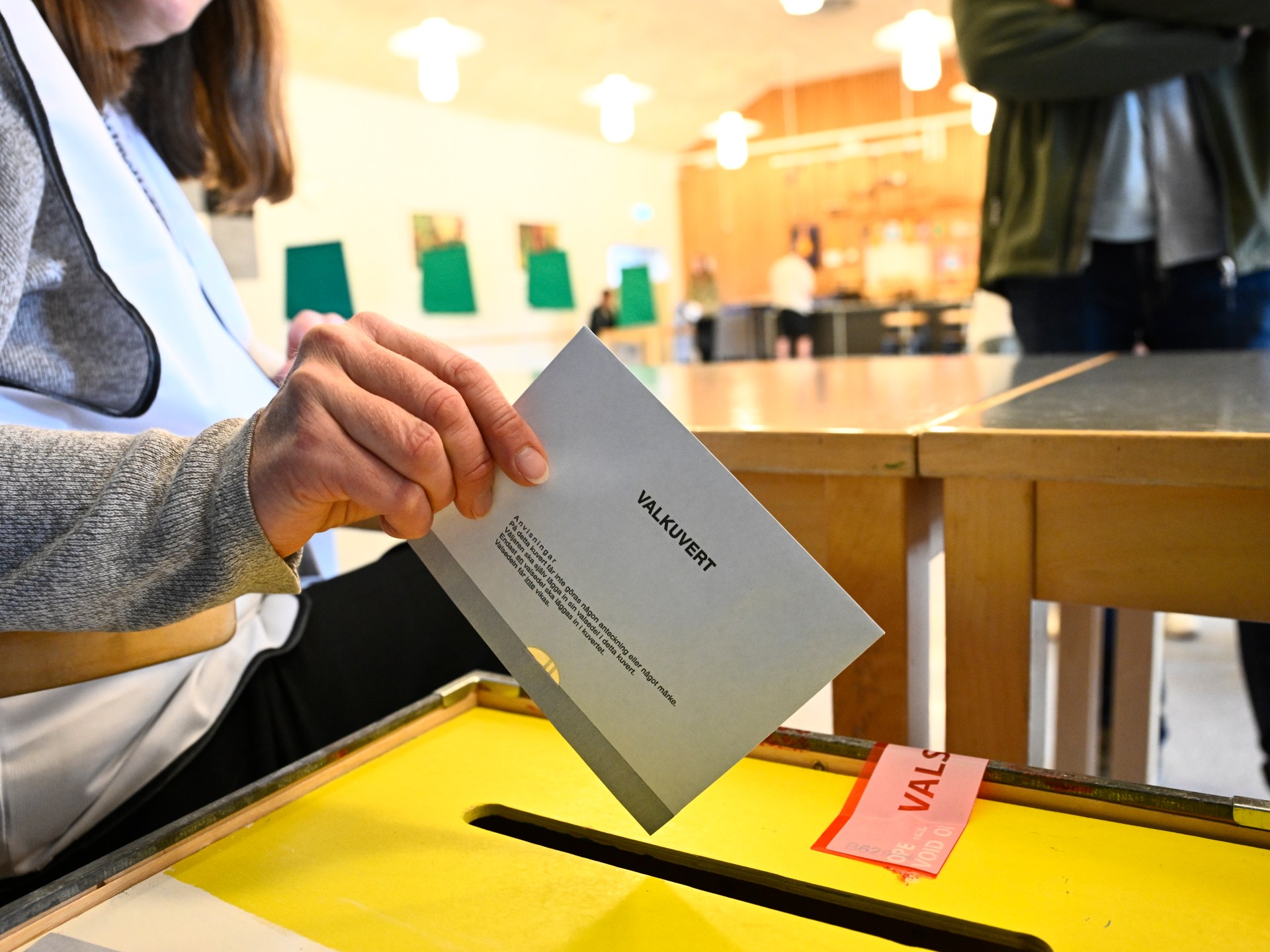 Voting under way in Sweden election that could see far right enter gov’t