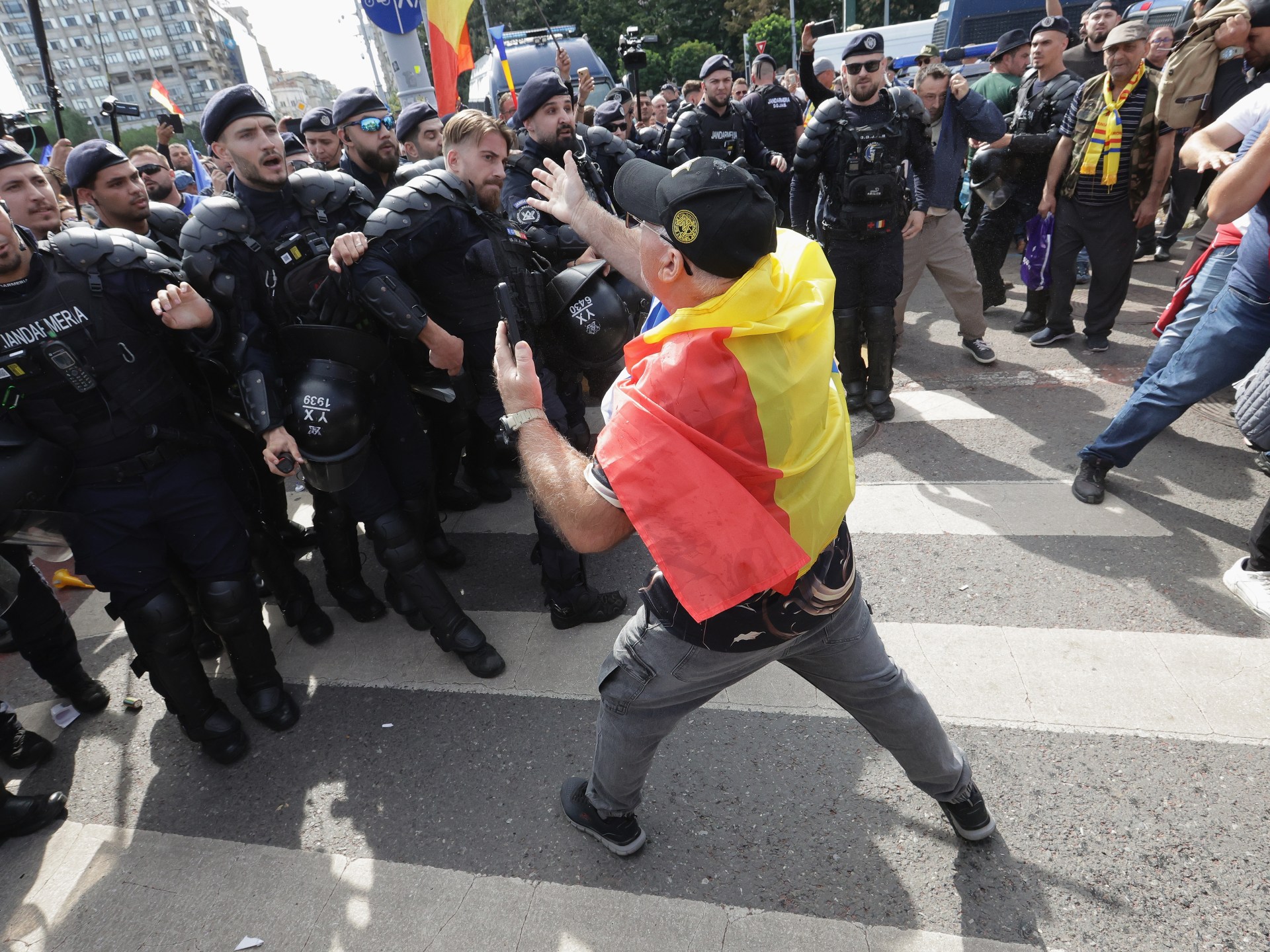 Romanian shepards and farmers clash with police