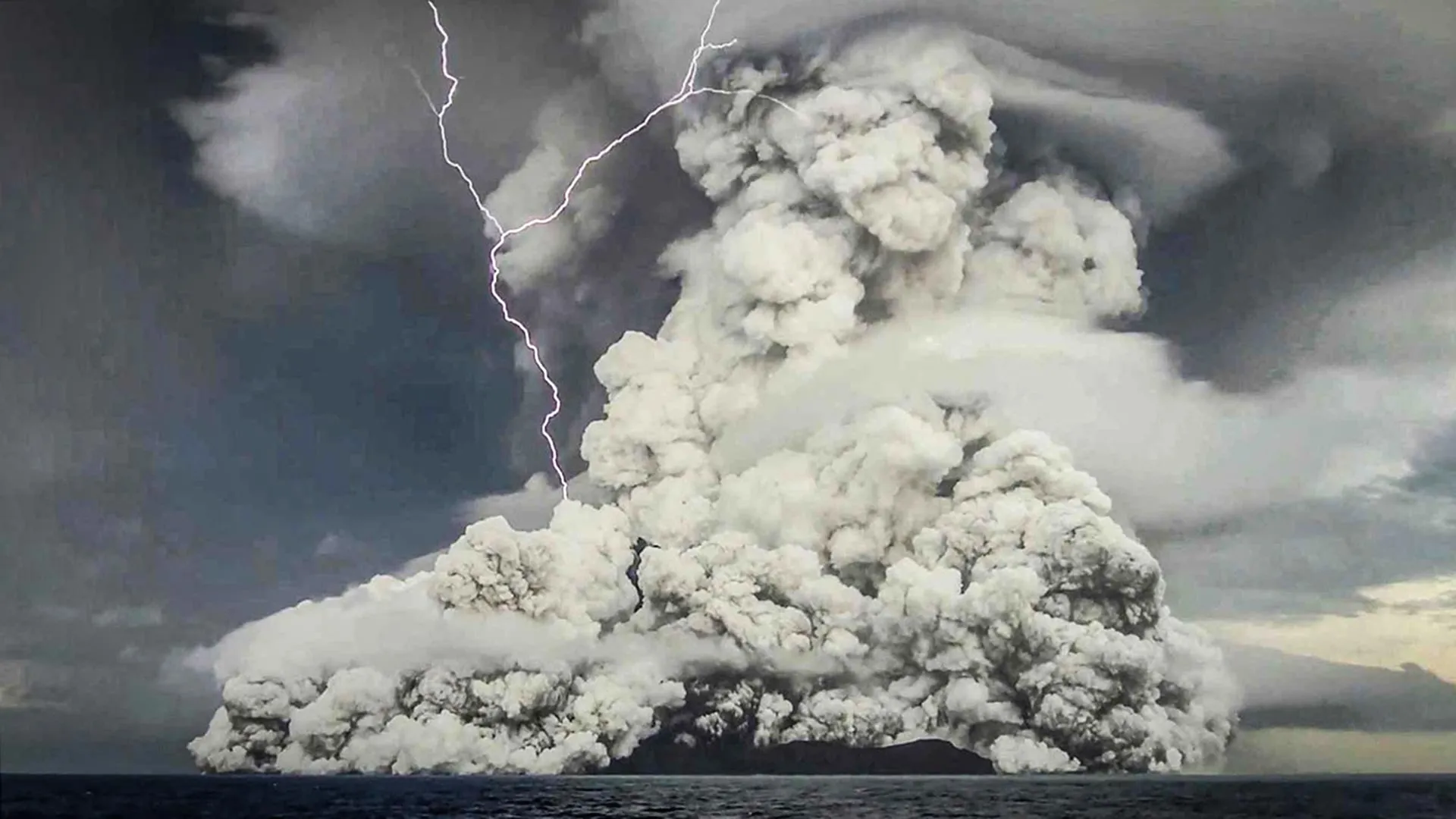 scientists-stunned-as-volcano-cloud-starts-destroying-methane