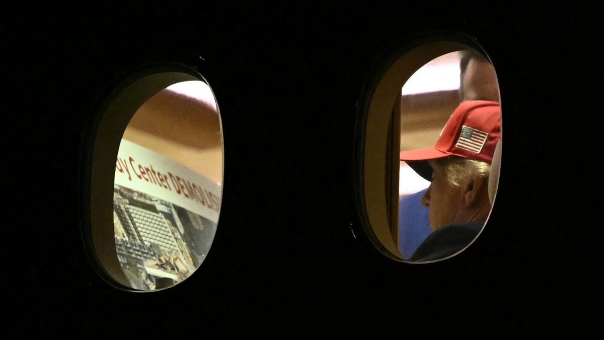 Do photos show Trump viewing printout about Kennedy Center demolition?